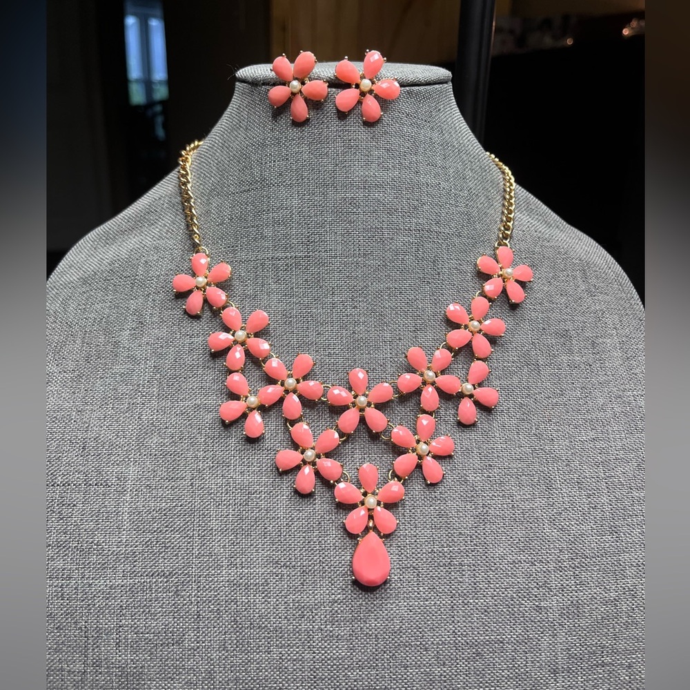 NEW. Gold Tone Pink Jewelry Set(Necklace/Earrings)